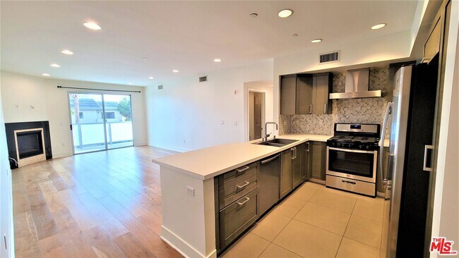 7133 Hawthorn Ave-Unit -302 in Los Angeles, CA - Building Photo - Building Photo