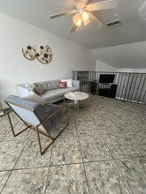 9601 Sylmar Ave, Unit 4 in Panorama City, CA - Foto de edificio - Building Photo