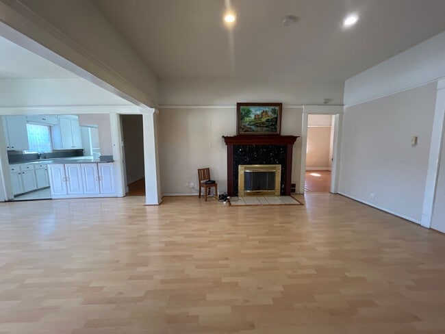 1402 Alhambra Rd in Alhambra, CA - Building Photo - Building Photo