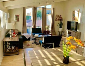 1153 N Ogden Dr, Unit Ogden Duplex Upstairs in West Hollywood, CA - Building Photo - Building Photo