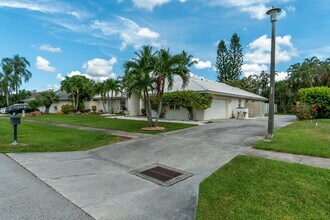13660 Folkestone Ct in Wellington, FL - Building Photo - Building Photo