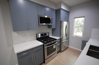 646 N Serrano Ave in Los Angeles, CA - Foto de edificio - Building Photo