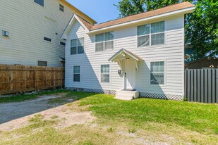 1327 W 21st St in Houston, TX - Building Photo