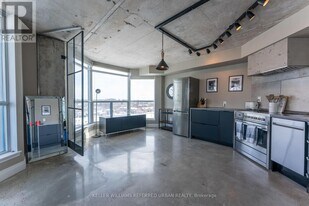 340 Watson St W in Whitby, ON - Building Photo