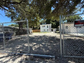3376 NW 49th St in Miami, FL - Building Photo - Building Photo