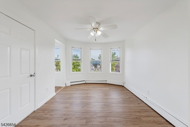 27 Monsignor Owens Pl in Nutley, NJ - Building Photo - Building Photo