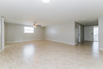 516 Firefly Ln in Apollo Beach, FL - Building Photo - Building Photo