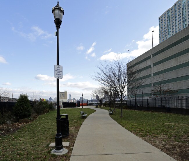 East Hampton in Jersey City, NJ - Foto de edificio - Building Photo