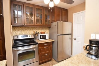 1400 Gandy Blvd N in St. Petersburg, FL - Foto de edificio - Building Photo