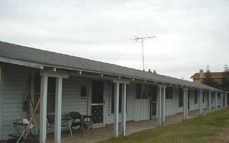 335 E Alameda St in Manteca, CA - Building Photo