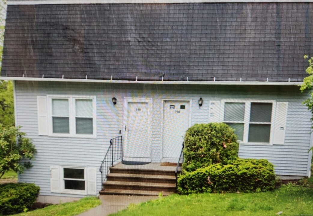146 Macarthur Dr in Waterbury, CT - Building Photo