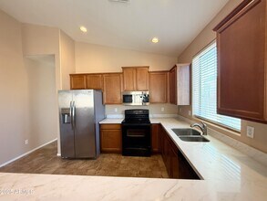 3710 W Lydia Ln in Phoenix, AZ - Foto de edificio - Building Photo