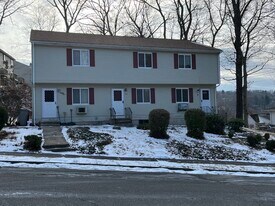 82 Rhoda Ln in Bristol, CT - Building Photo