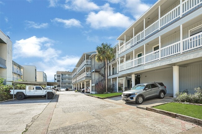 4011 NASA Road 1 in El Lago, TX - Building Photo - Building Photo