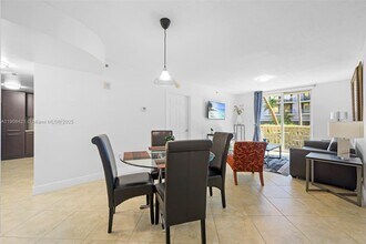 8888 Collins Ave in Surfside, FL - Foto de edificio - Building Photo