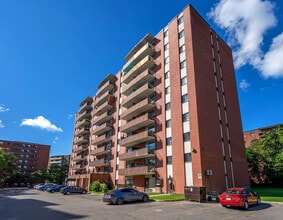 45 Paisley Blvd in Mississauga, ON - Building Photo - Building Photo