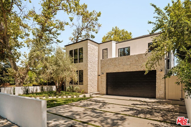 4256 Camellia Ave in Los Angeles, CA - Foto de edificio - Building Photo