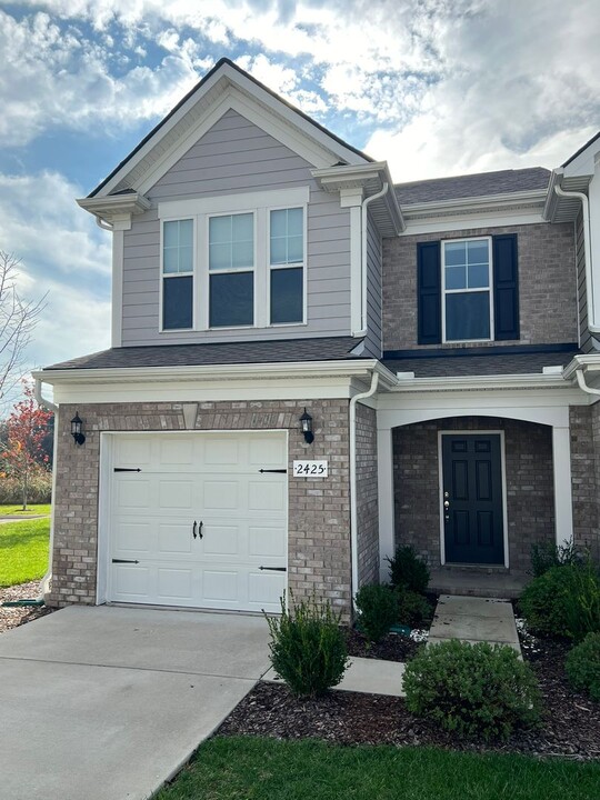 2425 Salem Creek Ct in Murfreesboro, TN - Foto de edificio