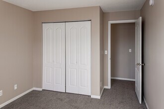 Colonial Court in Alexandria, MN - Building Photo - Interior Photo