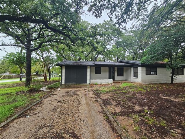 920 Red Bud Dr in Azle, TX - Building Photo - Building Photo