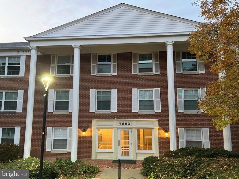 7680 Tremayne Pl, Unit 201 in McLean, VA - Building Photo