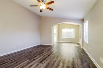 5035 W Kristal Way in Glendale, AZ - Building Photo - Building Photo