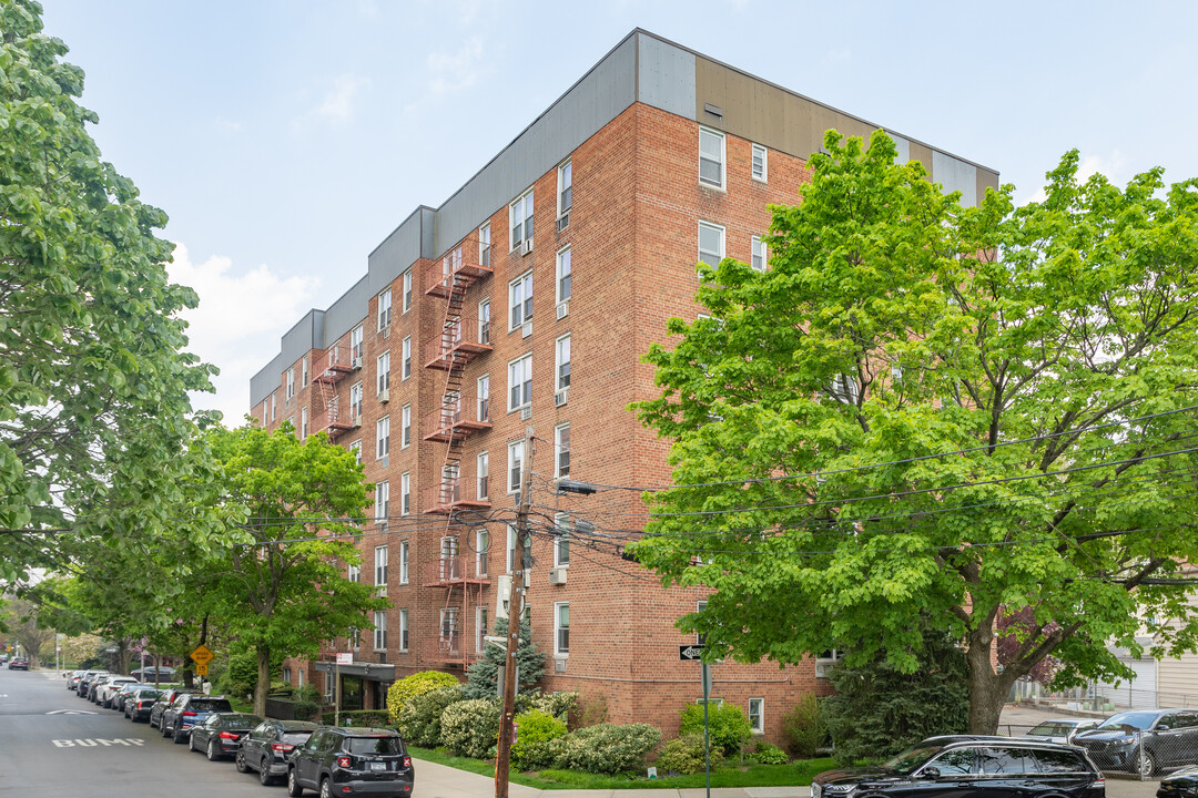 The Thornton Place in Forest Hills, NY - Building Photo