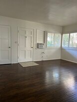 11442 Riverside Dr, Unit UnitnearValleyVillage in North Hollywood, CA - Building Photo