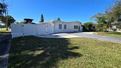 1300 N 64th Ave in Hollywood, FL - Building Photo - Building Photo