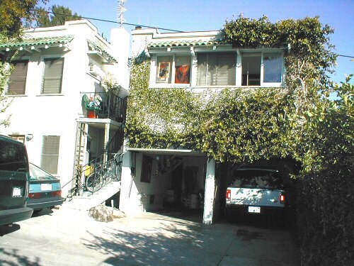 2032 Vista Del Mar Ave in Los Angeles, CA - Building Photo