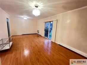 406 Cranbury Rd in East Brunswick, NJ - Building Photo - Building Photo