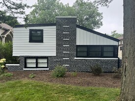 1317 Ferndale Ave in Highland Park, IL - Building Photo