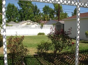 5026 Newcastle Ave in Encino, CA - Foto de edificio - Building Photo