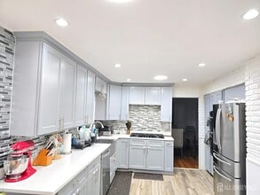 14 Mayling Ct in Edison, NJ - Building Photo - Building Photo