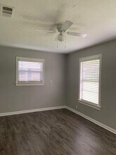 1000 Thomas Ave in Conroe, TX - Building Photo - Building Photo