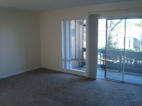 17087 W Bernardo Dr, Unit 101 in San Diego, CA - Building Photo - Building Photo