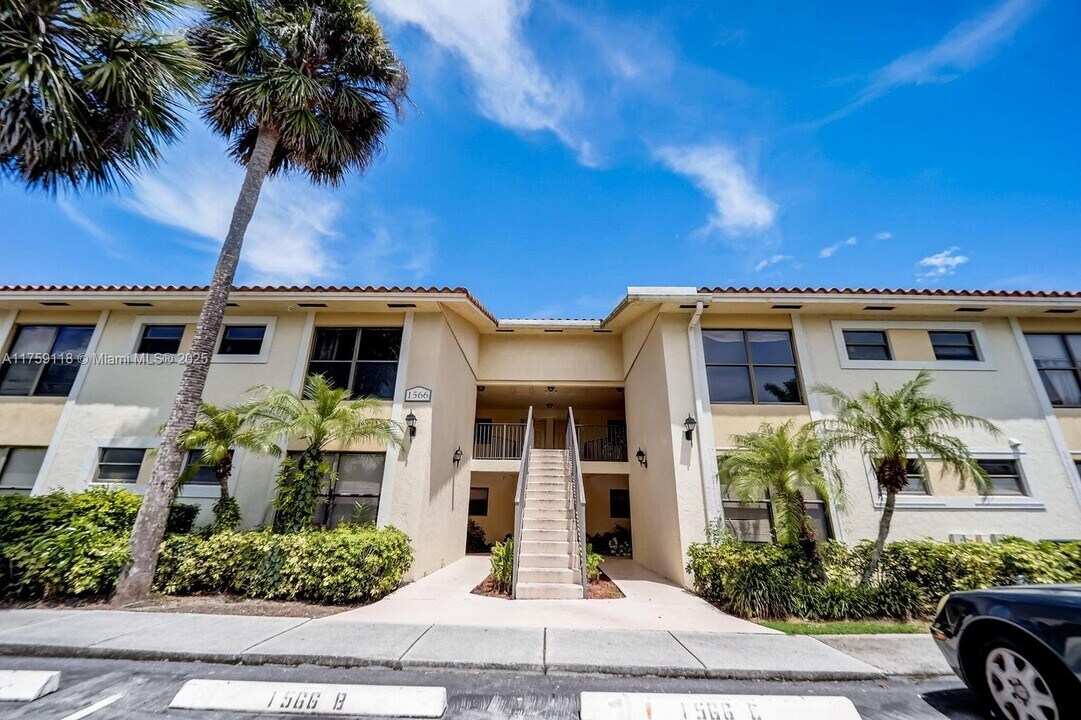 1566 Lake Crystal Dr in West Palm Beach, FL - Building Photo