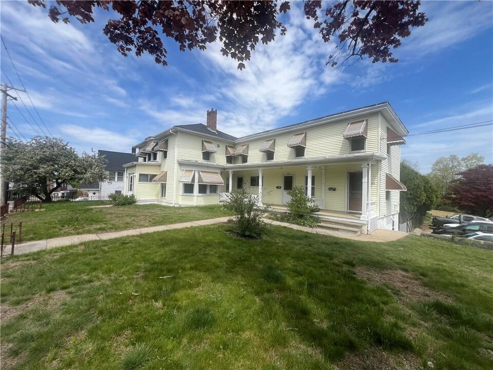 1022 Main St in West Warwick, RI - Building Photo