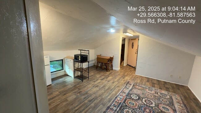110 Ross Rd in Satsuma, FL - Foto de edificio - Building Photo