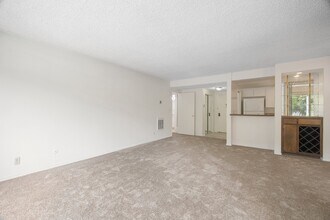 5600 Kensington Way in Culver City, CA - Building Photo - Building Photo