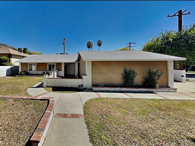 5405 N Acacia Ave