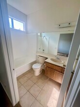 Crown Point Apartments in Northridge, CA - Foto de edificio - Building Photo