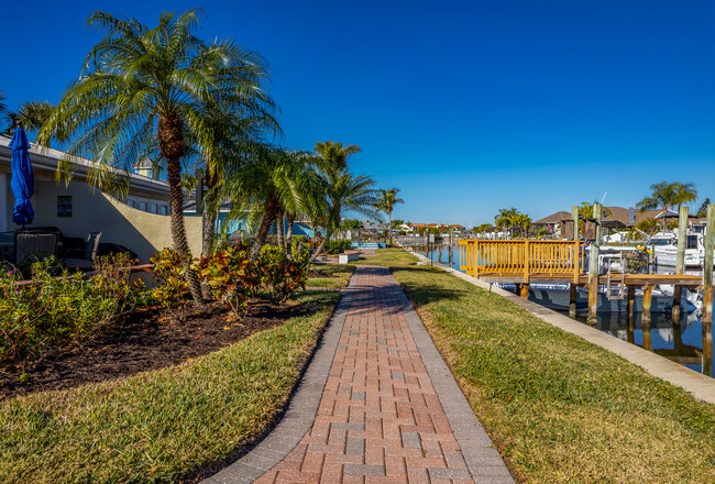 Pilars Harbour in Apollo Beach, FL - Foto de edificio - Building Photo