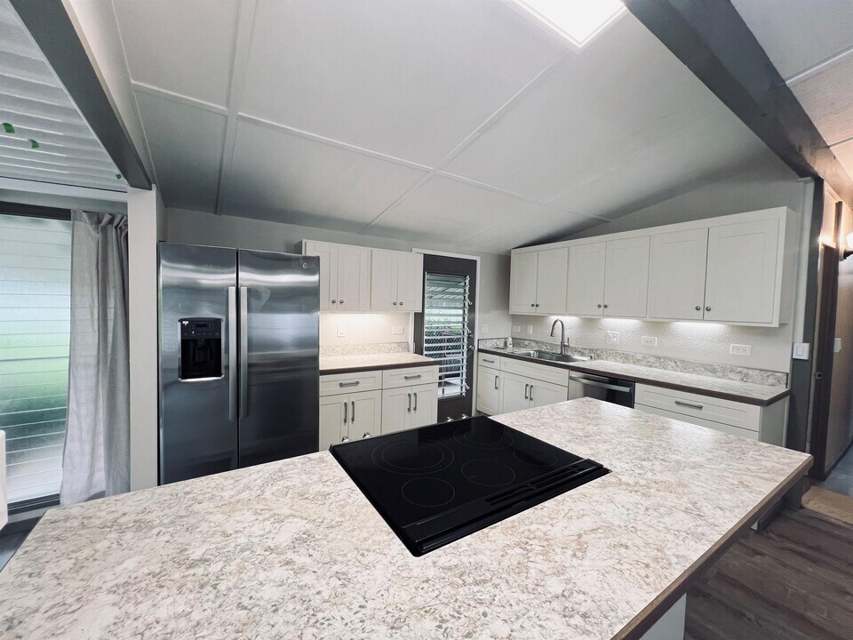 350 Ulupaina St in Kailua, HI - Building Photo