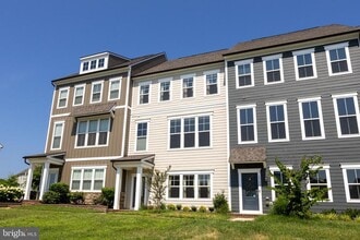 1730 Autumn Maple Leaf Dr in Dumfries, VA - Building Photo - Building Photo
