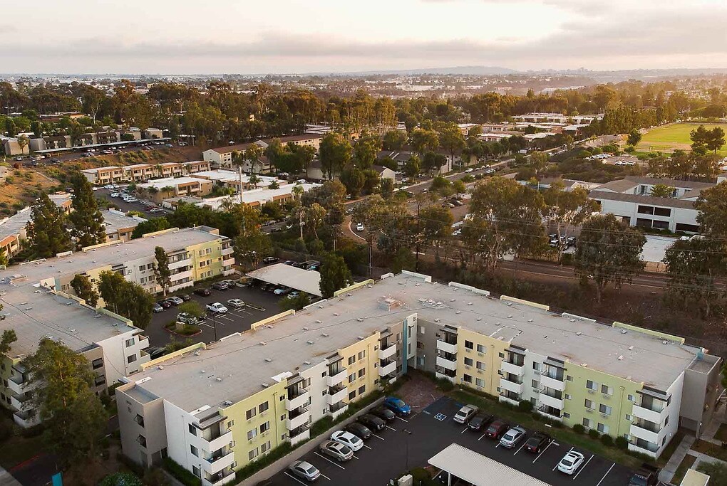 Mira Monte in San Diego, CA - Foto de edificio