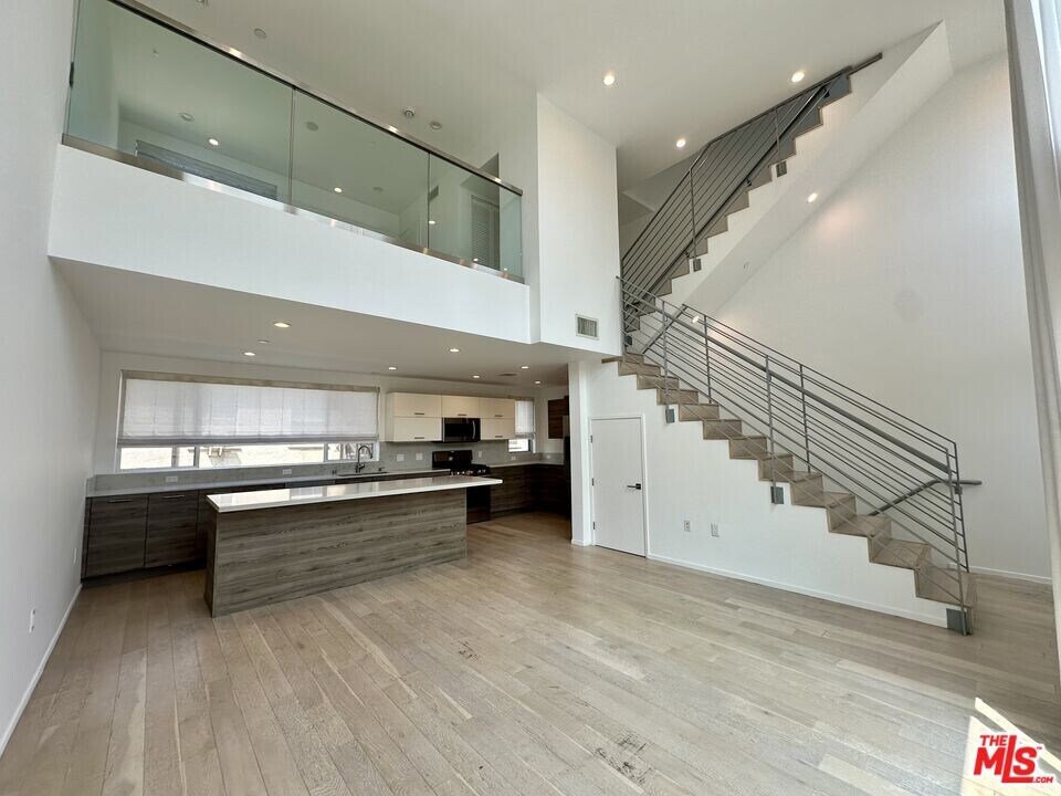 5403 W Wilshire Vista Ln in Los Angeles, CA - Building Photo