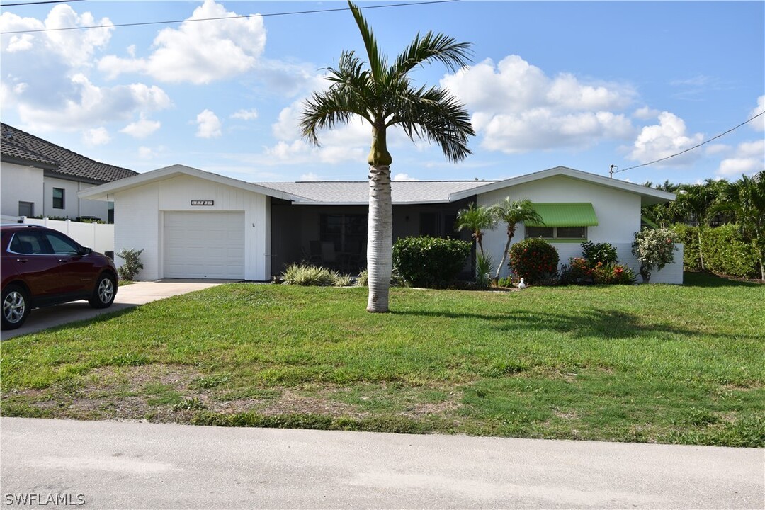 1121 Lorraine Ct in Cape Coral, FL - Foto de edificio