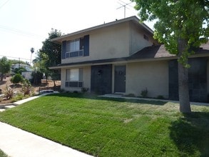 Mandarian Gardens in Yorba Linda, CA - Foto de edificio - Building Photo