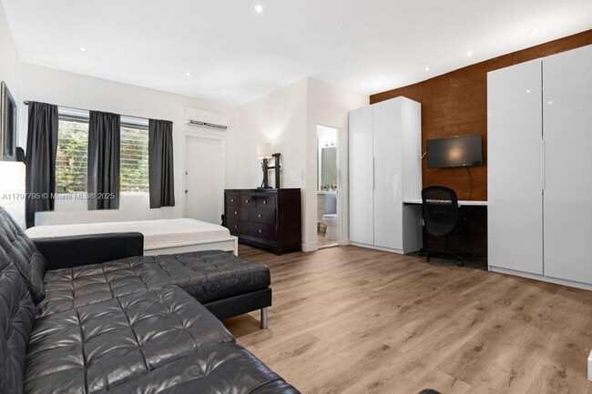 1351 Meridian Ave in Miami Beach, FL - Building Photo - Building Photo